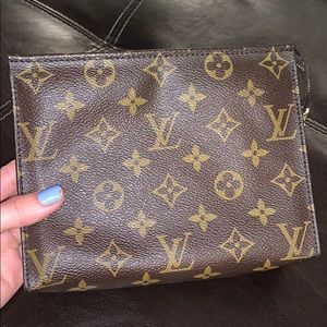 Louis Vuitton toilette 19”